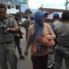 Petugas Satpol PP Kuningan saat merajia gepeng